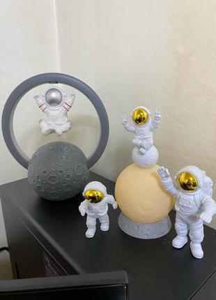 Набор космонавтов с ночником в виде солнца3 фото