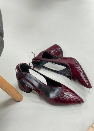 Женские туфли из натуральный лаковый рептилия в бордовом цвете на каблуке 6 см8 фото