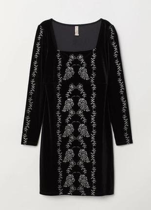 Короткое платье из эластичного велюра с блестящим принтом спереди.h &amp; m