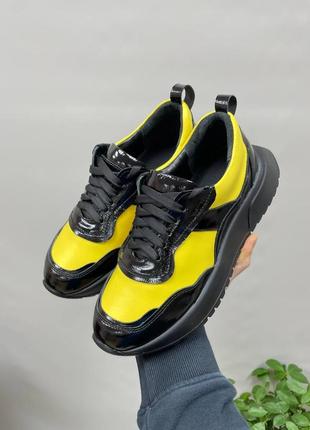 Женские кроссовки из натуральной кожи комбинированной коже лаковая черная желтых цвета