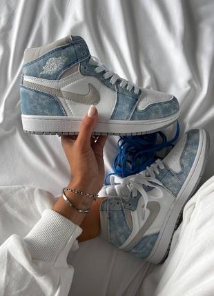 Женские высокие кроссовки air jordan 1 retro high og hyper royal premium. замша текстиль. цвет голубой с белым и серым