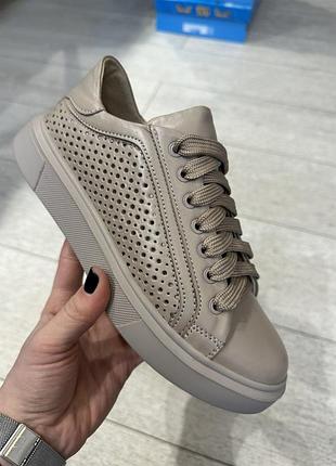 Кеды женские кожаные бежевого цвета с перфорацией