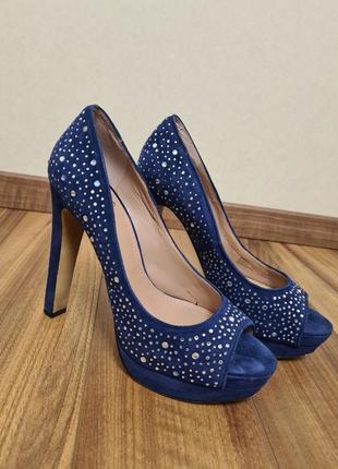 Яскраві замшеві туфлі vince camuto розмір 39