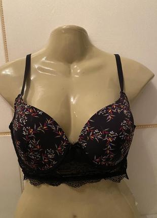 Красивий бюстгальтер 85c