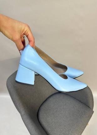 Женские туфли лодочки из натуральной кожи голубого цвета на каблуке 6 см