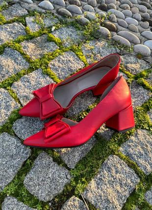 Женские туфли из натуральной кожи красивого цвета на каблуке 6 см декорирована бантиком