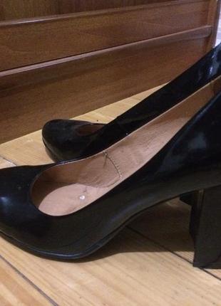 Лакові нові натуральні шкіряні туфельки на весну - дуже зручний каблучок