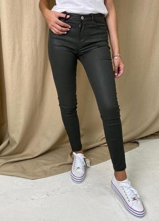 Жіночі джинси mango з ефектом еко-шкіри в кольорі хакі