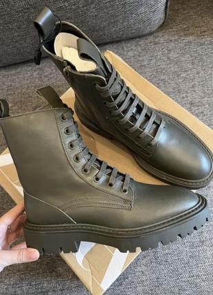 Новые кожаные ботинки цвета хаки zara