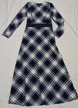 Синее длинное платье в клетку
