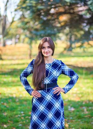 Синее длинное платье в клетку