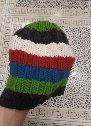 Вязаная оазноцветная женская шапка3 фото