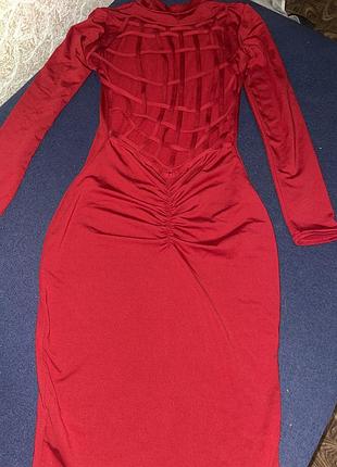 Ярке плаття-гольф міді з відкритою спиною і пуш ап на задниці.