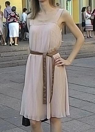 Платье бежевое из плиссированого шифона1 фото