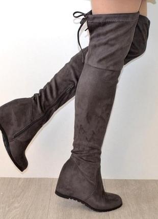 Стильные замшевые серые сапоги ботфорты на танкетке демисезон