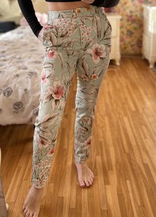 Штани з високою посадкою в квіти