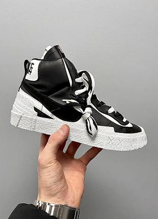 Стильні жіночі високі кросівки nike blazer mid x sacai black white чорні з білим