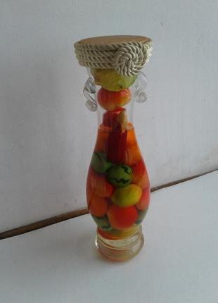 Яркая ваза декоративная колба с ягодами в воде нюанс