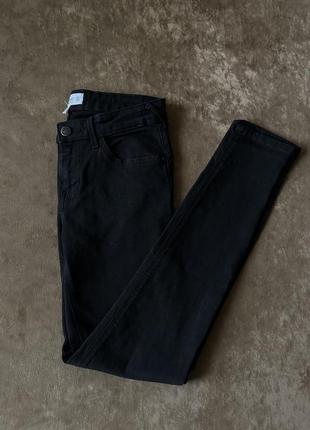Чорні вузькі джинси mango