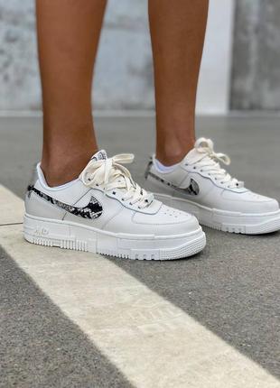Жіночі шкіряні кросівки nike air force pixel. колір білий