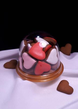 Набор имбирно-медовых пряников ко дню святого валентина. сердце.