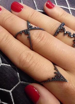 Нереально крутое кольцо с чёрными камнями3 фото