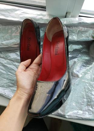 Лаковые туфли из 100% кожи с красной подошвой3 фото