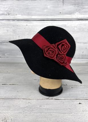 Шляпа фетровая с красными розами, черный