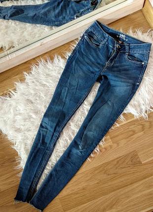 Стильні джинси з високою талією і не обработаным краєм