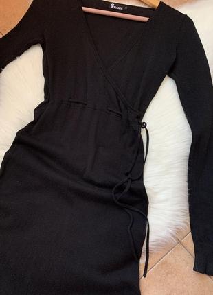 Базовое черное платье с длинным рукавом и имитацией запаха от no name10 фото