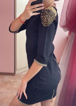 Шикарное черное платье с красивыми плечами и молнией сзади5 фото