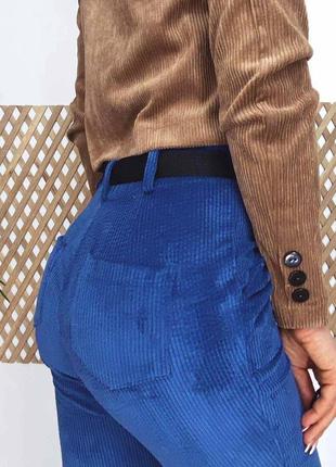 Бежеві жіночі штани з поясом вельветові з кишенями в обтяжку однотонні стильні світлі базові на високій посадці8 фото