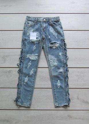 Новые рваные джинсы с завязками от glamorous