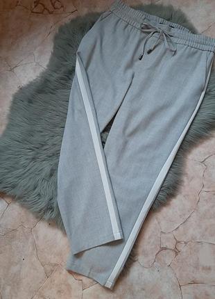 Серые укороченные брюки с лампасами street one1 фото