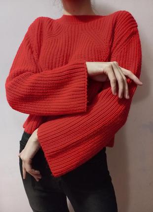 Червоний в'язаний светр