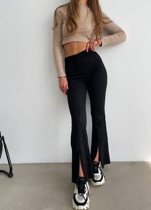 Женские замшевые брюки с разрезами черные бежевые нарядные расклешенные демисезонные7 фото