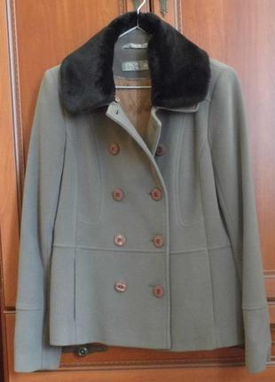 Демисезонное короткое пальто   с пушистым воротничком.