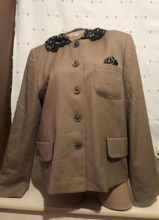 Элегантный пиджак с шарфом