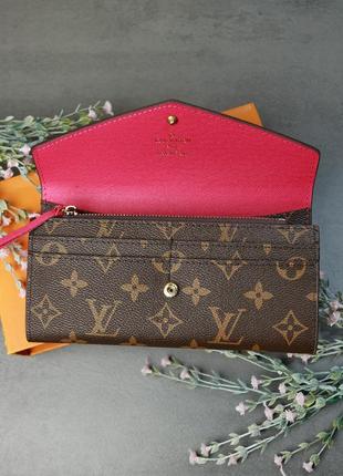 Коричневий жіночий брендовий гаманець портмоне на кнопці з рожевою вставкою всередині