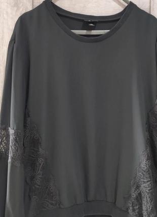 Черная блуза свободного кроя с отделкой из кружева
