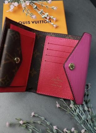 Коричневий міні гаманець портмоне на кнопці маленький розкладний з малиновою вставкою6 фото