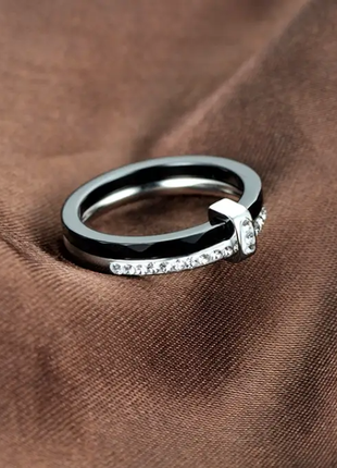 Керамическое женское черное кольцо с кристаллами код 19213 фото
