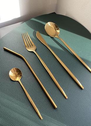 Золоті столові прибори
