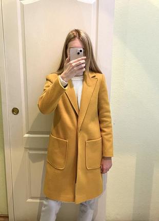 Бежевое, желтое классическое пальто5 фото