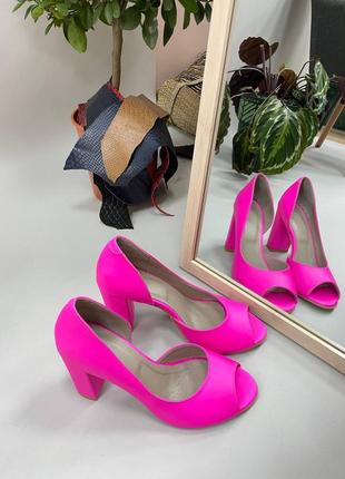 Женские туфли из натуральной кожи ярко розового цвета2 фото
