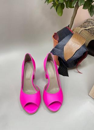Женские туфли из натуральной кожи ярко розового цвета4 фото