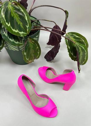 Женские туфли из натуральной кожи ярко розового цвета6 фото