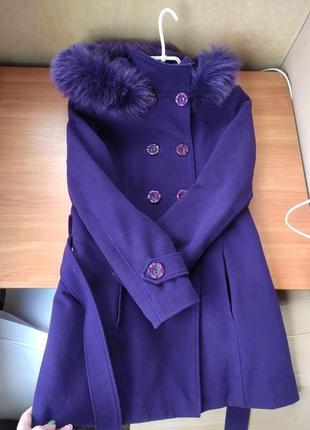 Фиолетовое пальто зимнее с капюшоном, мех натуральный енот