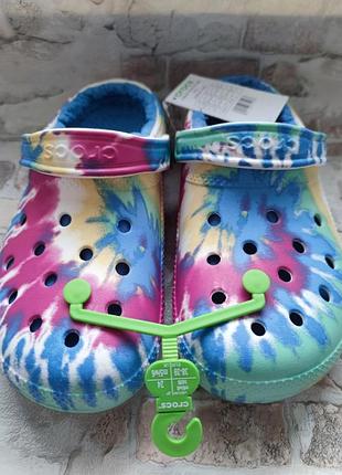 Кроксы утеплённые мехом crocs classic tie dye unisex для женщин и мужчин