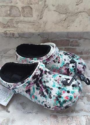 Кроксы утеплённые мехом crocs classic tie dye unisex для женщин и мужчин